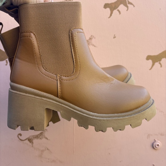 Qupid Camel Ankle Boots with Chunky Heel - Picture 5 of 5